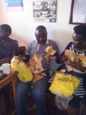 #UgandaDecides counting Uganda shillings. 50,000 UGX notes #UgandaDecides counting Uganda shillings